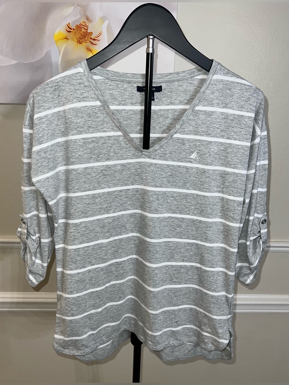 Nautica Women’s Gray & White 3/4 Sleeve V-Neck Top! Size Medium.